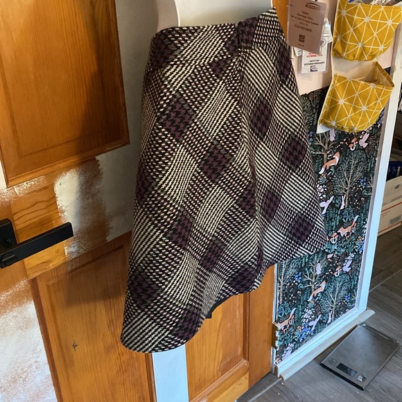 3/$15 - LOFT skirt - Size 6 (Fits like a Size 8) - Picture 8 of 10